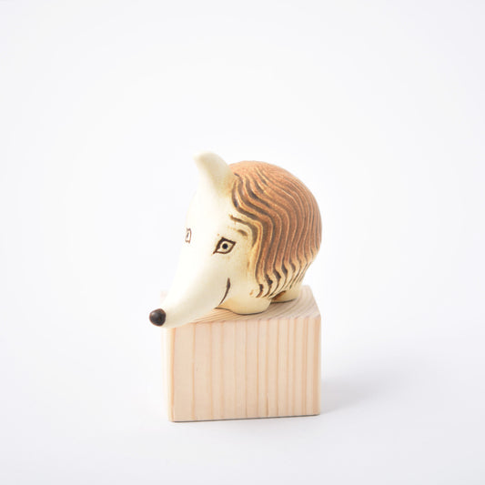 Lisa Larsons figurin Omar från kollektionen Okända djur, på Nationalmuseum