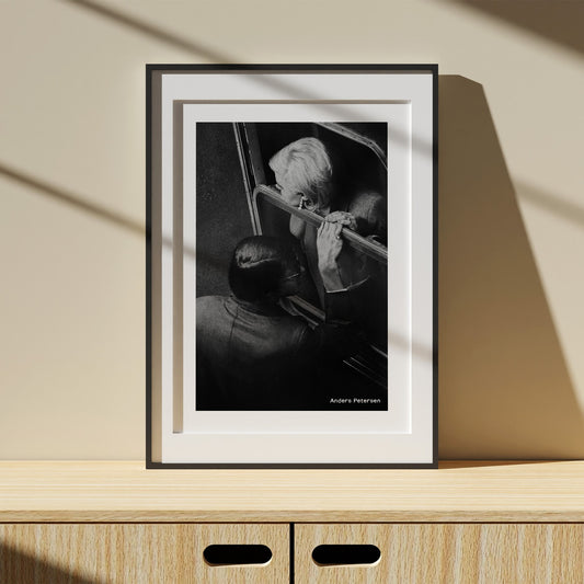 poster med svartvitt fotografi i svart ram av Anders Petersen för utställningen the left shore på nationalmuseum