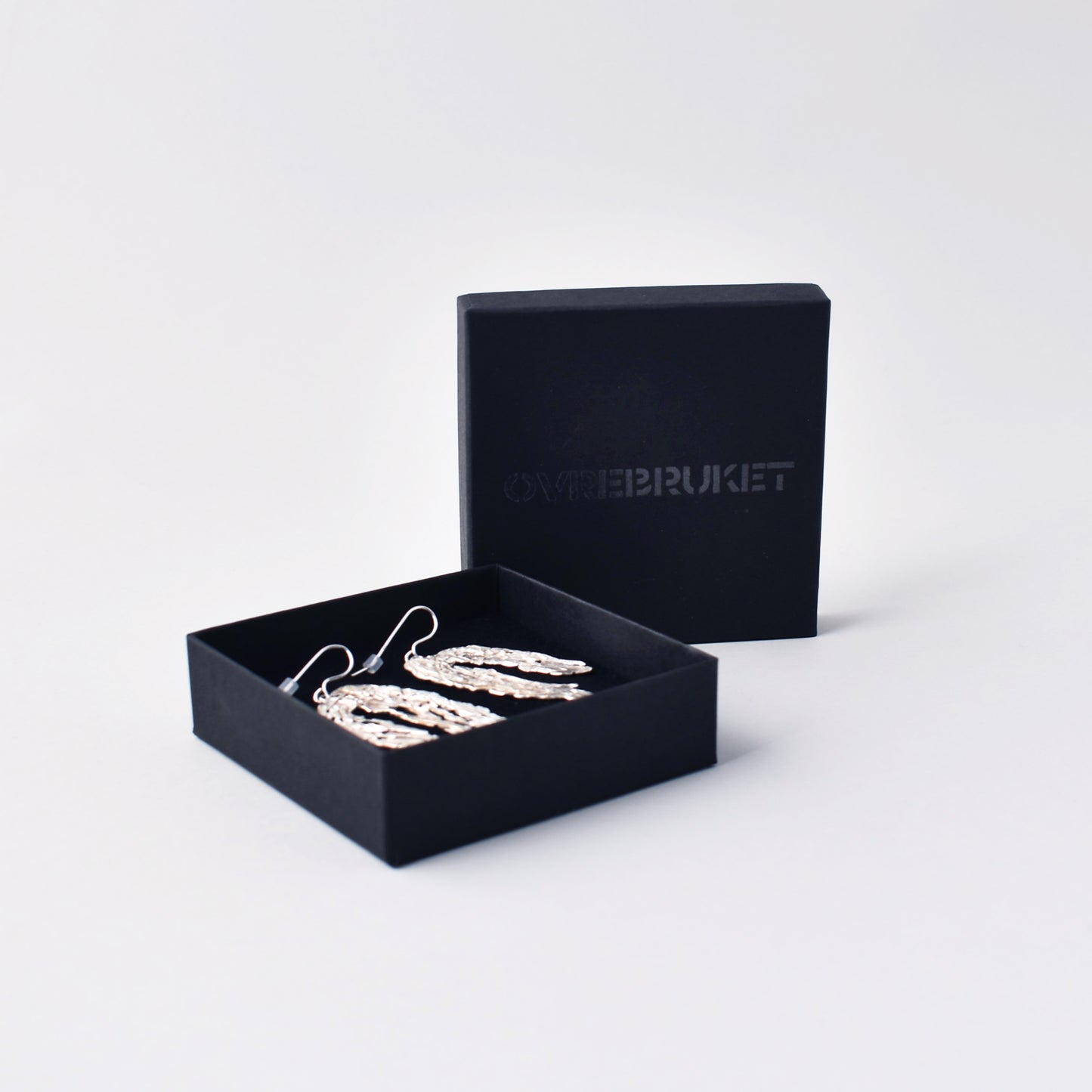 Silverörhängen i svart ask från Ovrebruket designade för Nationalmuseum