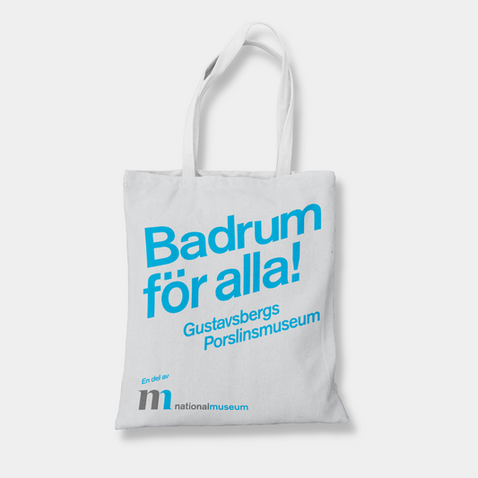 Vit Tygkasse med blå logga från Utställningen Badrum för alla på Gustavsbergs porslinsmuseum