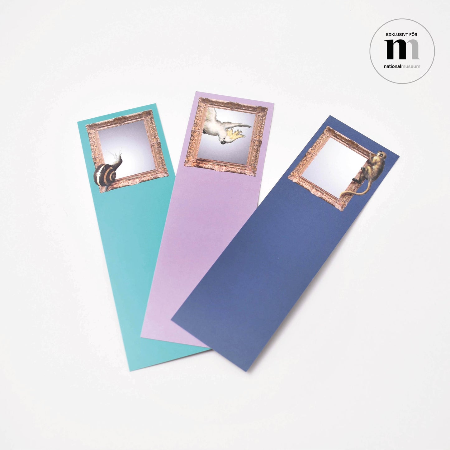 Tre färgglada bokmärken med motiv av Djur på rymmen inklusive kakadua, snigel, och apa