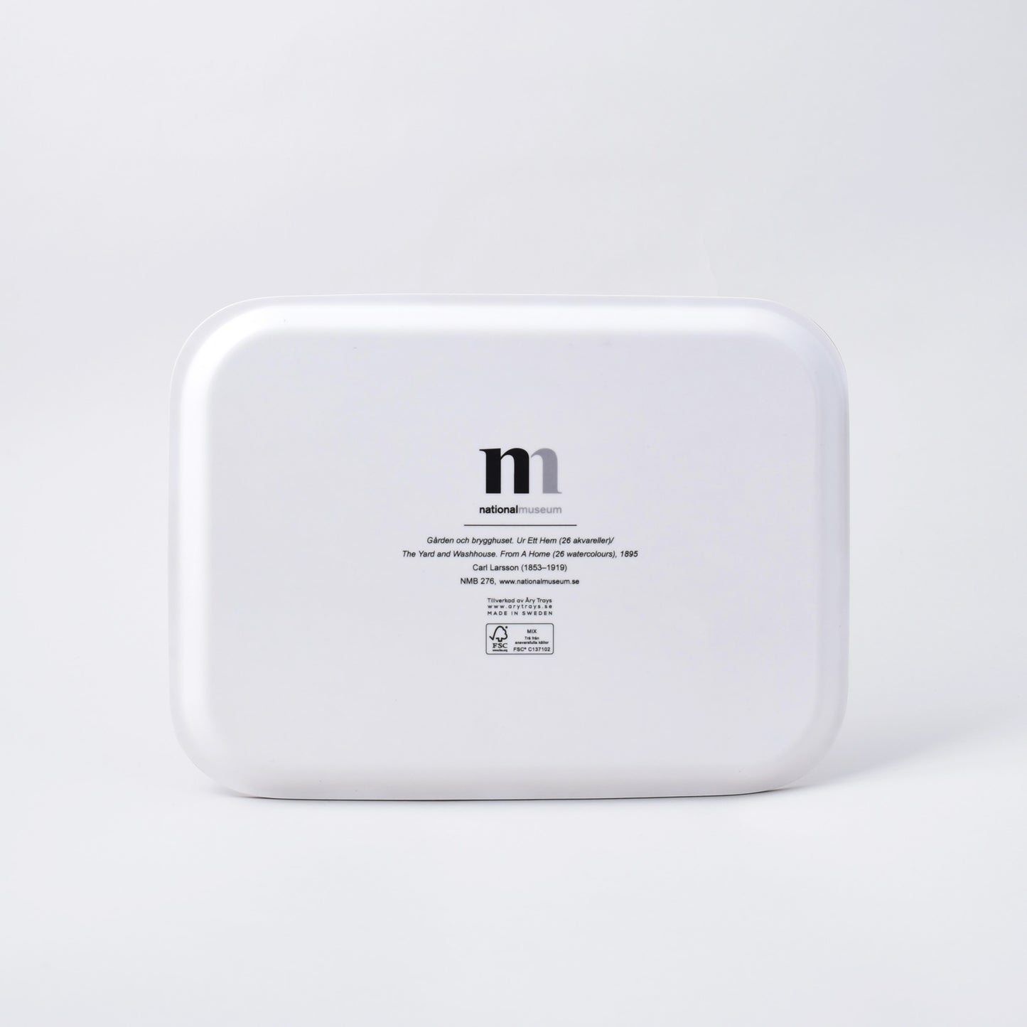 Vit baksida av bricka med gården och brygghuset av Carl Larsson