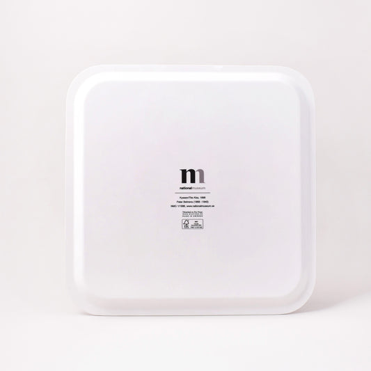 baksida av brickan kyssen med titel på konstverket och logga från Nationalmuseum