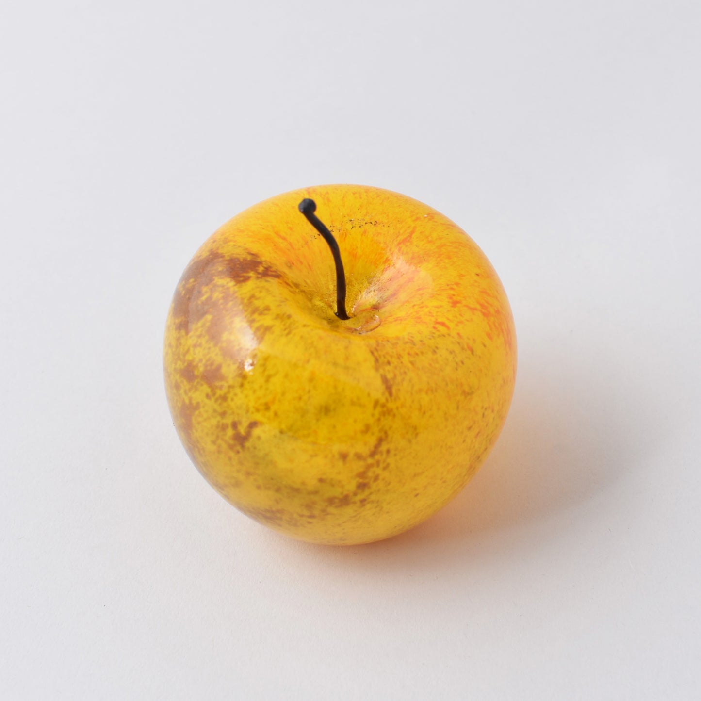 handgjort glasäpple av Gunilla Kihlgren för Nationalmuseum