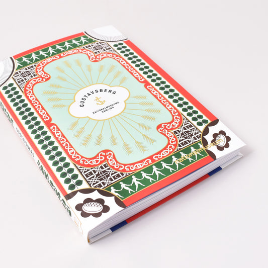 Häftat omslag till katalogen Gustavsberg - Nationalmuseums samling med mönster från fabrikens serviser