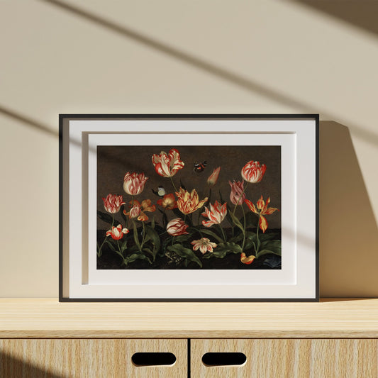 Poster i svart ram med tulpaner från Nationalmuseum