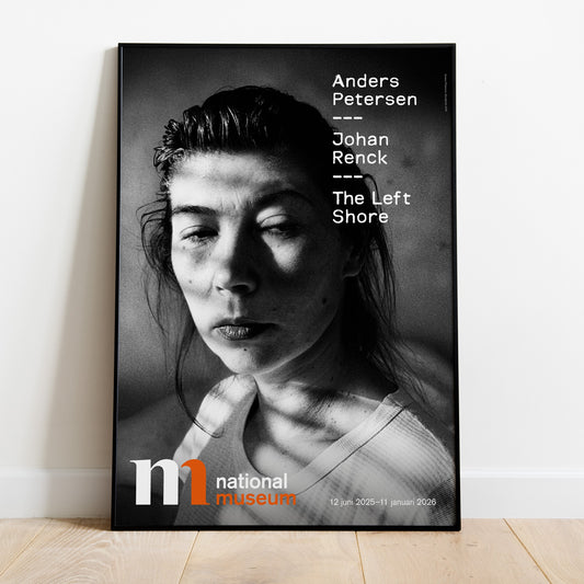 poster från utställningen the left shore i svart ram med fotografi av Anders Petersen från Nationalmuseum