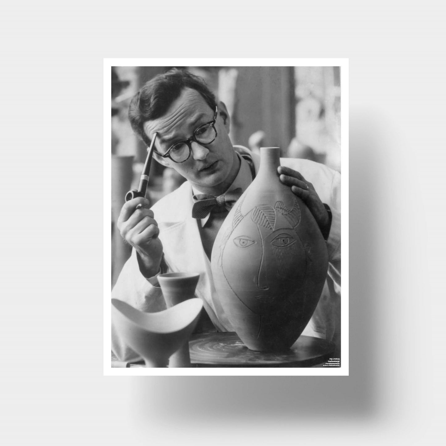 Svartvit poster med formgivaren Stig Lindberg