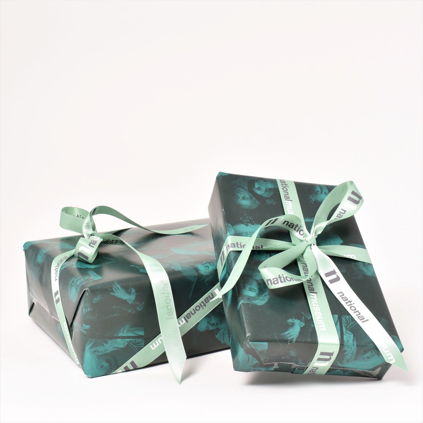 två paket med grönt papper från nationalmuseum shop