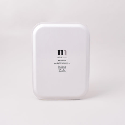 Vit baksida av bricka med Matts Larsson och Nationalmuseums logga