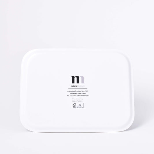 Vit baksida av rektangulär bricka med motiv av Hanna Paulis Frukostdags