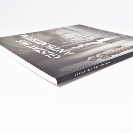 Närbild på den lilla boken Gustav III:s antikmuseum