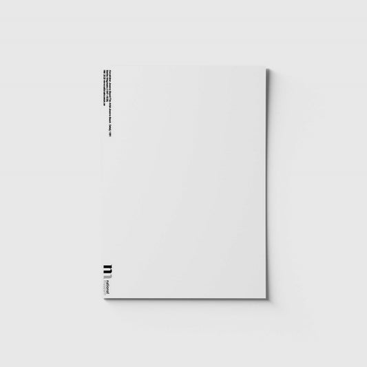 Vit baksida med museets logga till vykort med Jeanna Bauck