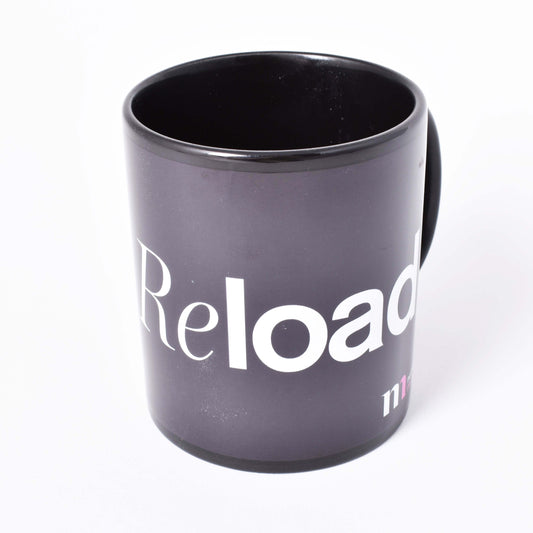 Baksida av svart mugg med texten "Reload"