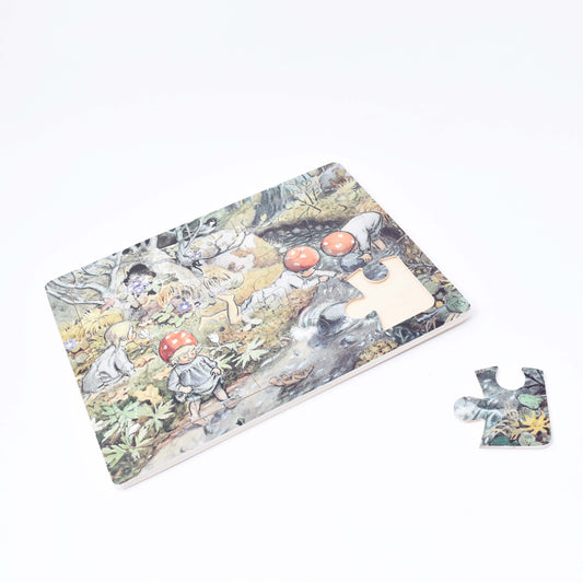 pussel i trä med motiv från tomtebobarnen av elsa beskow