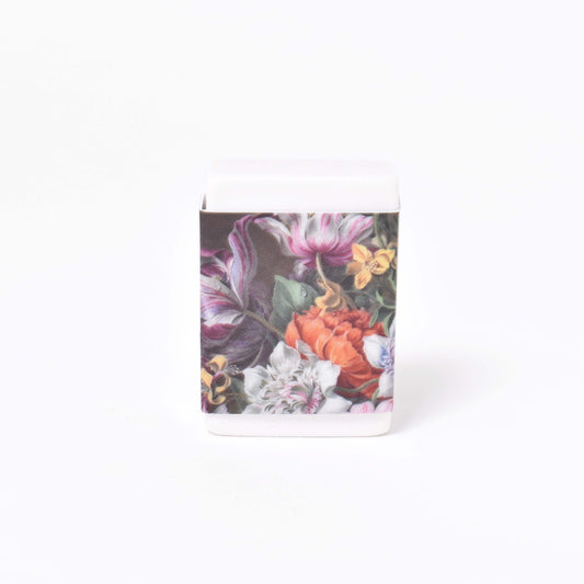 vitt suddigum med blommor