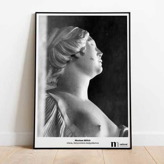 Svartvit poster med skulpturen Urania från Nationalmuseum i svart ram lutad mot en vägg