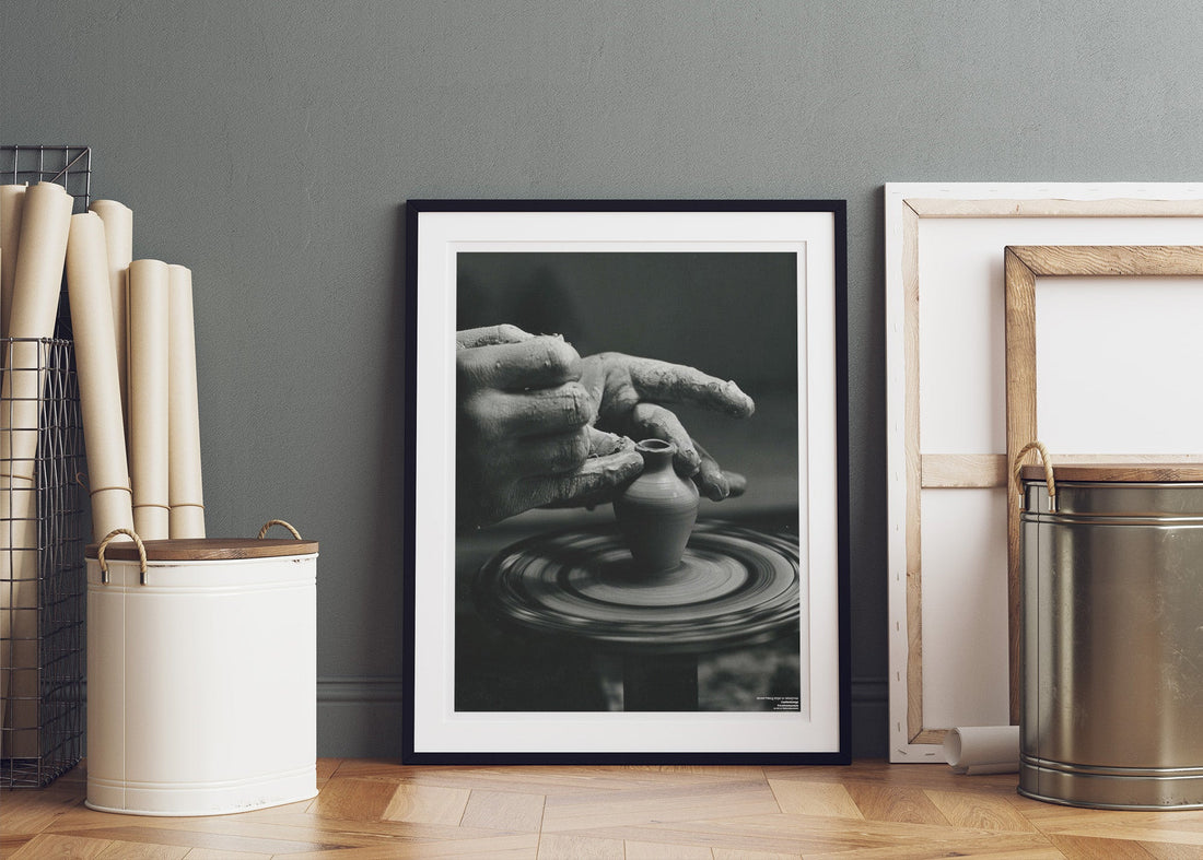 inramad poster med svartvitt fotografi från Gustavsbergs porslinsfabrik