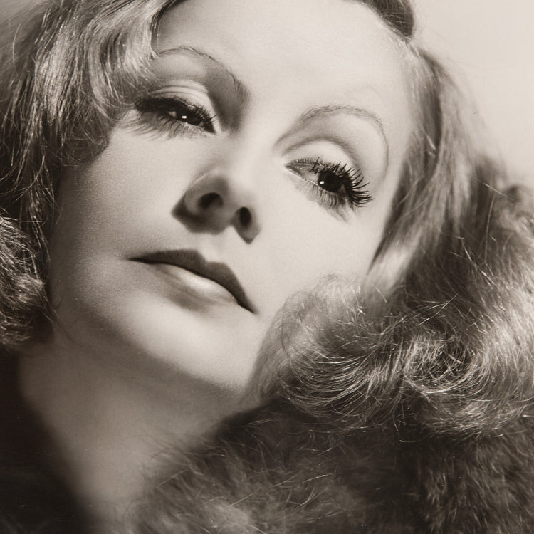 Svartvitt fotografi av greta garbo från utställningen Swedish Grace på Nationalmuseum