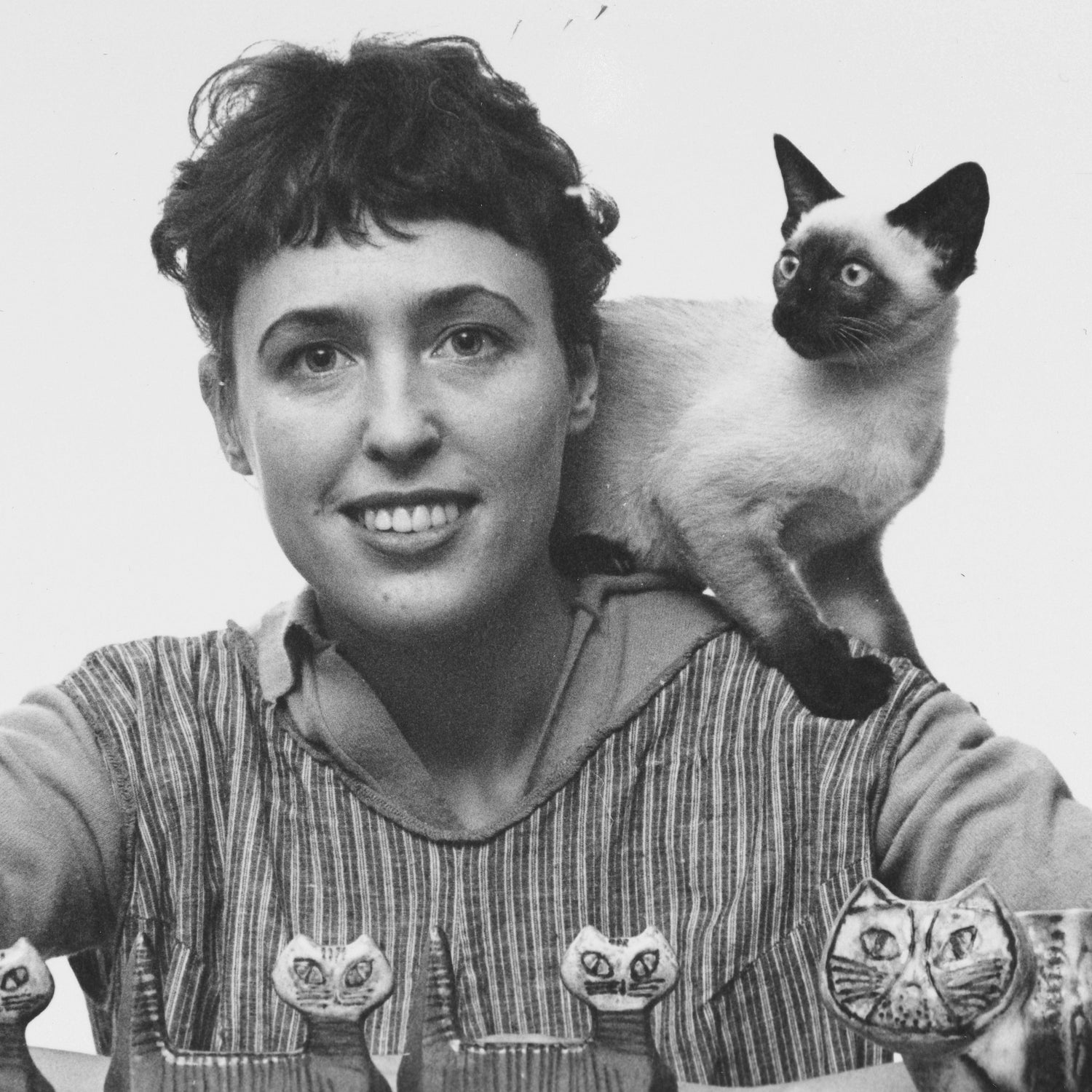 Fotografi av formgivaren Lisa Larson från Nationalmuseum samlingar