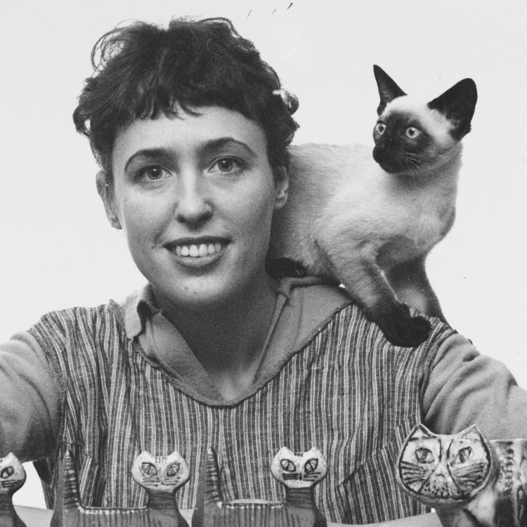 Fotografi av formgivaren Lisa Larson från Nationalmuseum samlingar