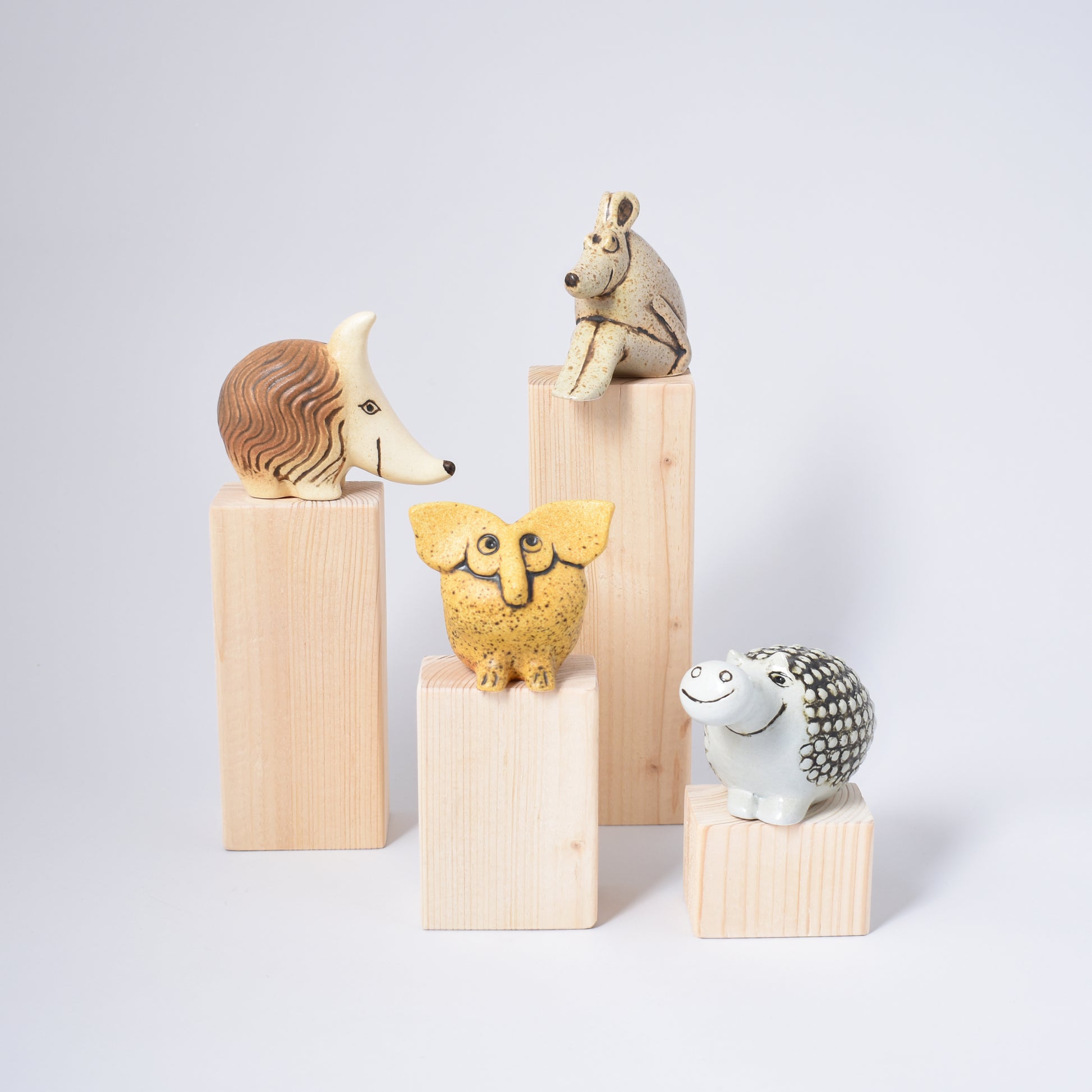 Fyra figurer från kollektionen okända djur av Lisa Larson i Nationalmuseum 