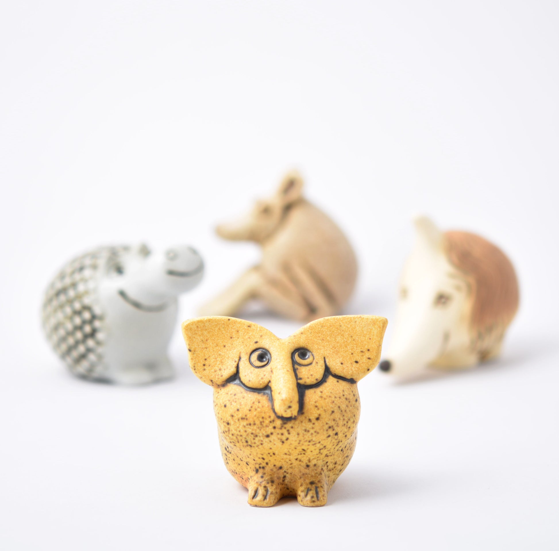 fyra figuriner av Lisa Larson från kollektionen Okända djur. Foto: Amanda Wendelius Nyström/Nationalmuseum