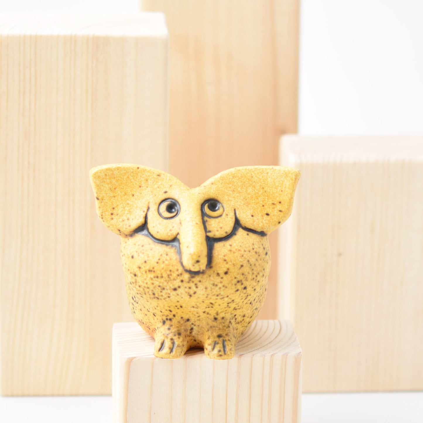 Gul figur med stora öron av Lisa Larson från kollektionen Okända djur 2023