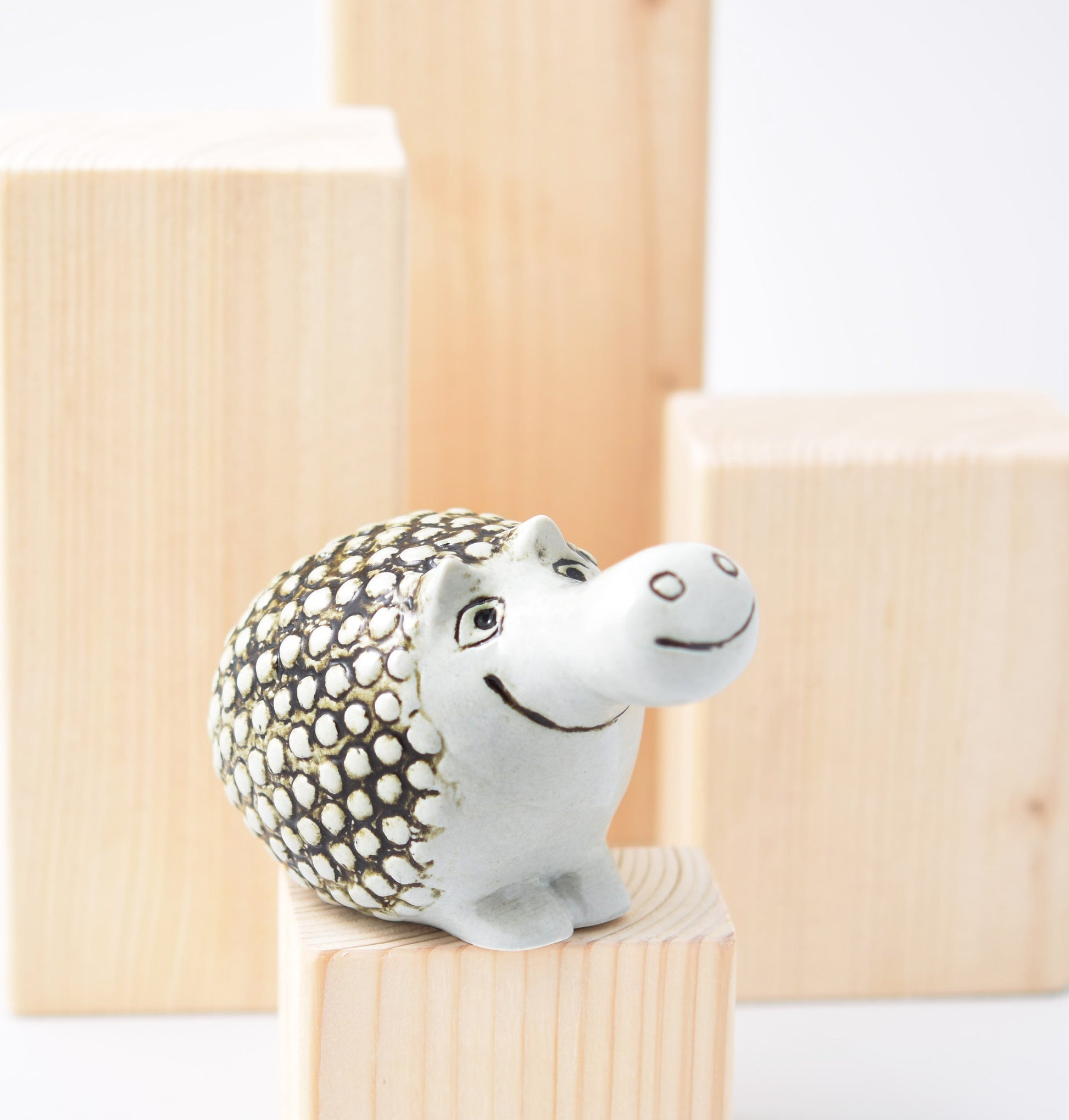 Söt skulptur av Lisa Larson från serien Okända djur