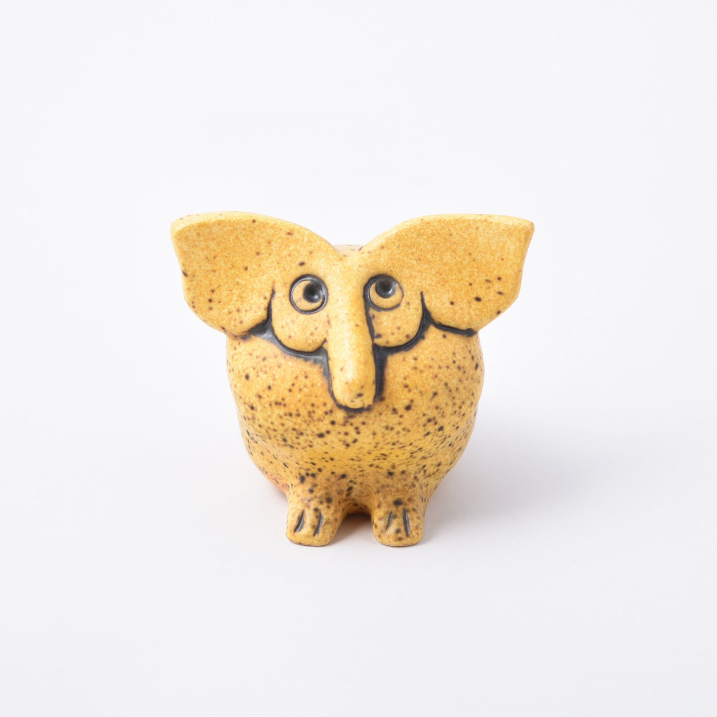 Djur med stora öron och lång näsa av Lisa Larson med namnet Olga