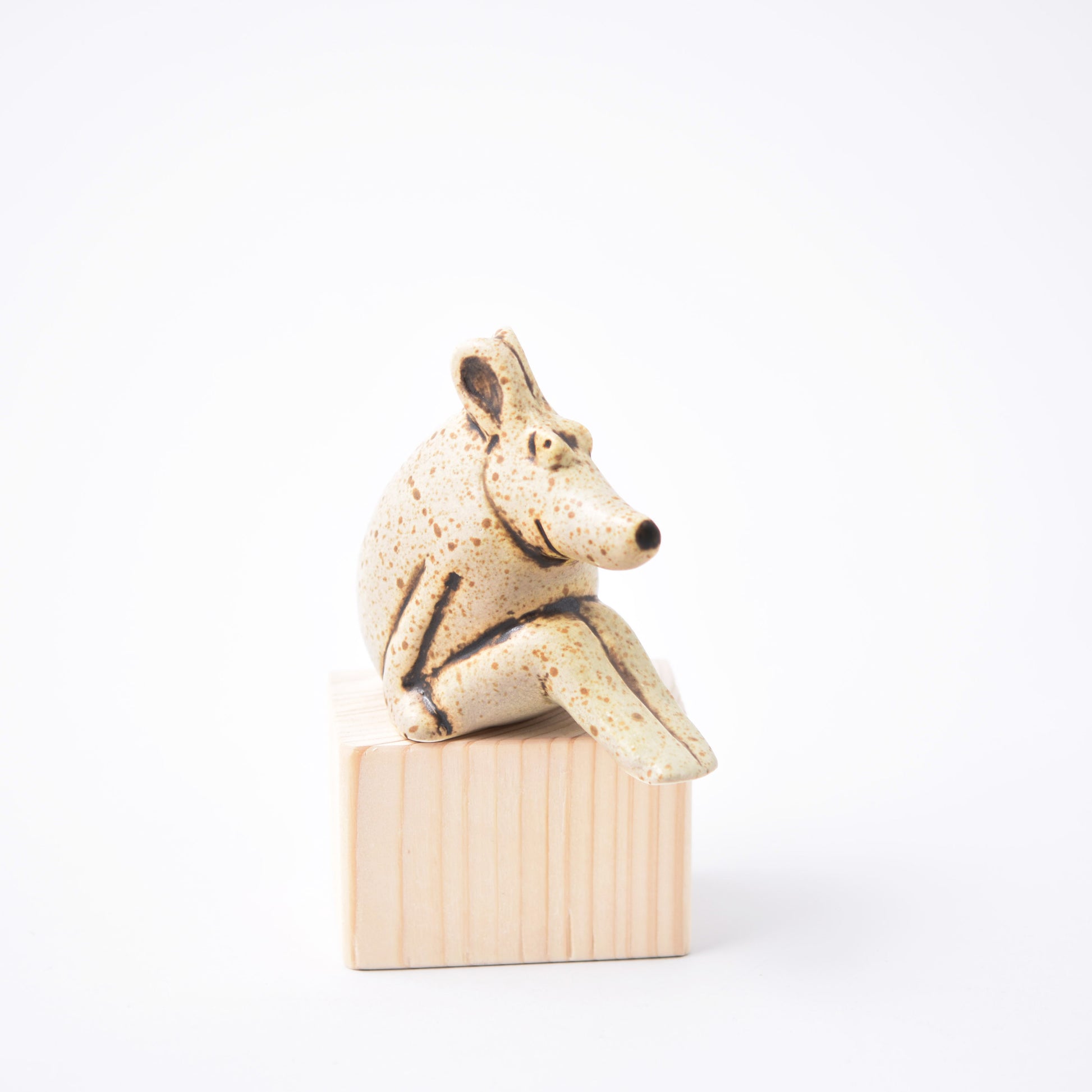 Skulpturen Otis av Lisa Larson från kollektionen Okända djur från NAtionalmuseum