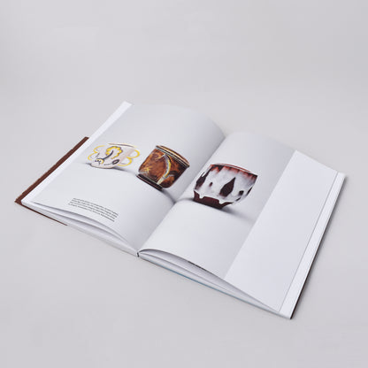 insida i boken Wilhelm Kåge & Shōji Hamada utgiven av Nationalmuseum