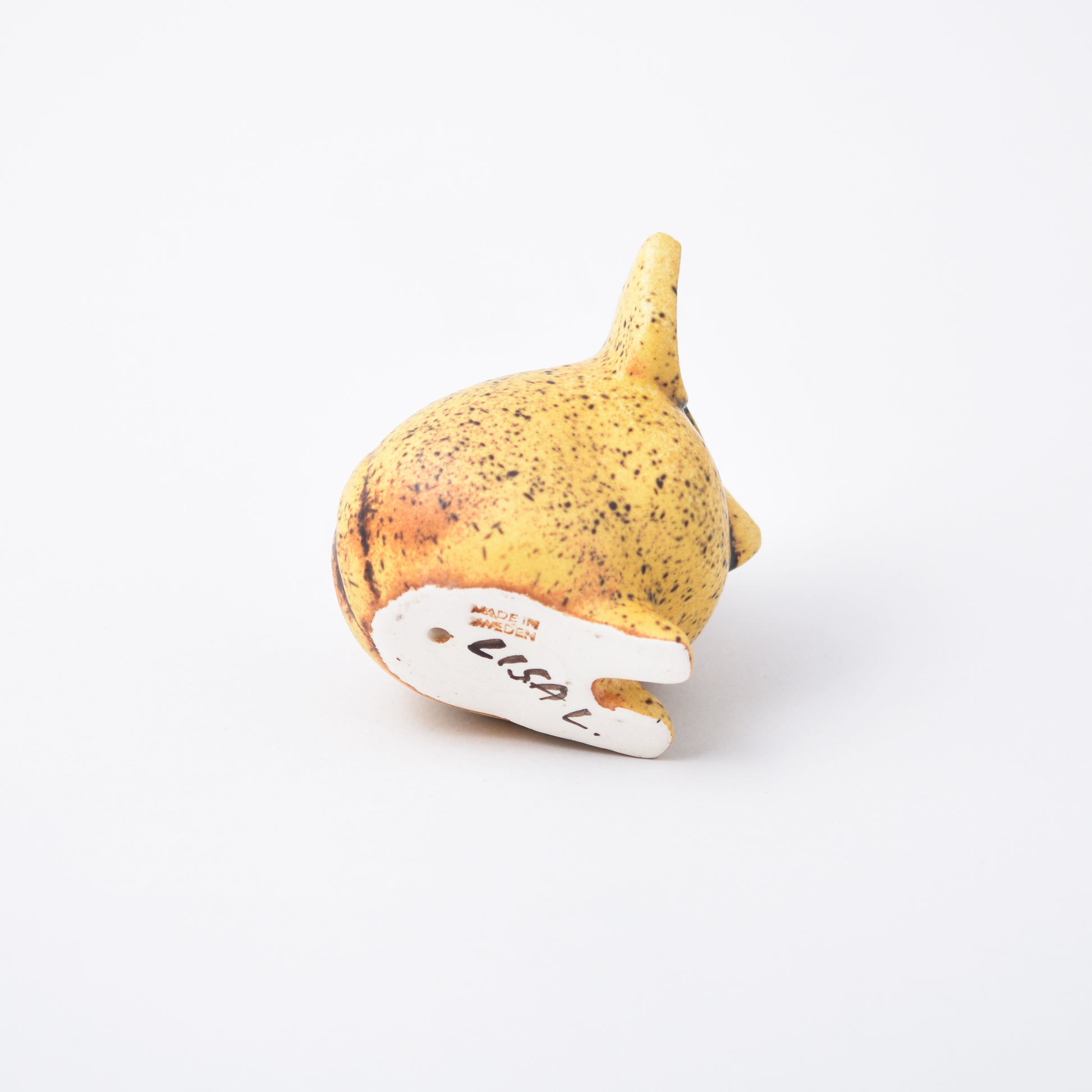 Signatur av Lisa Larson på figurinen Olga