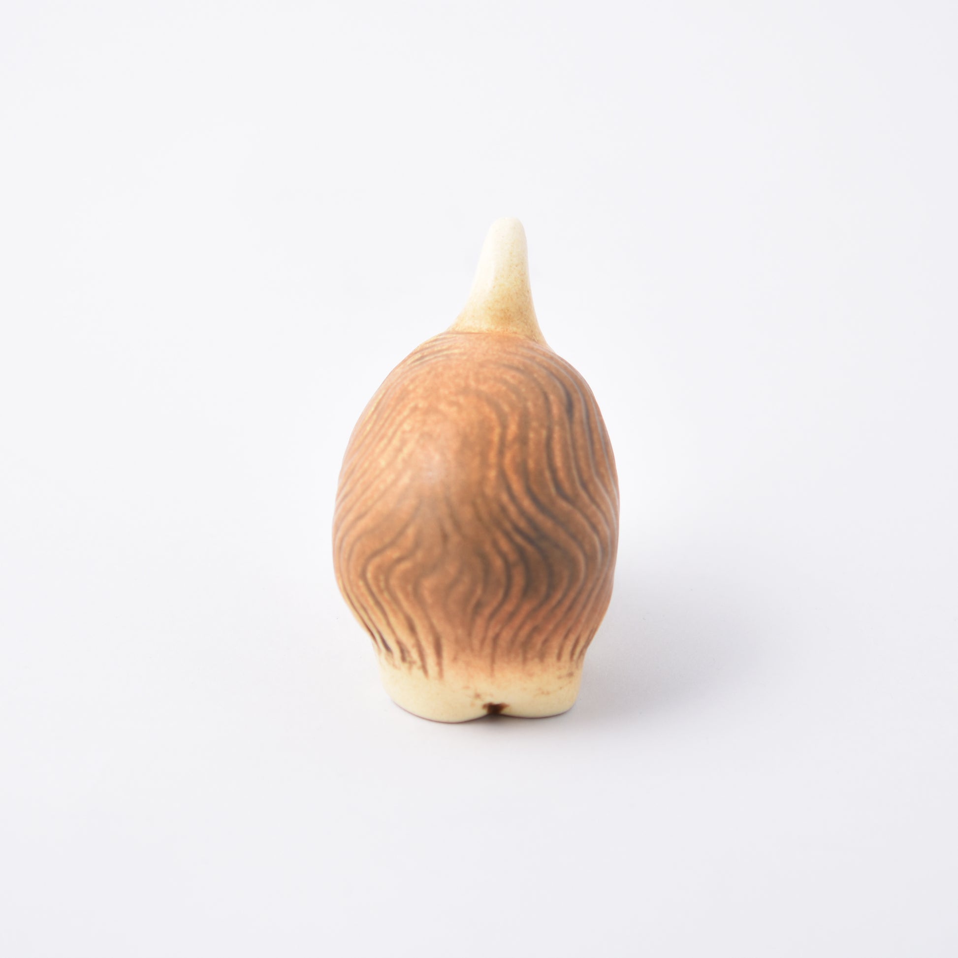 BAksida av figuren Omar av Lisa Larson