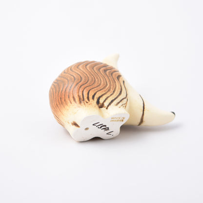 Signatur av Lisa LArson på keramikfiguren Omar från serien Okända djur