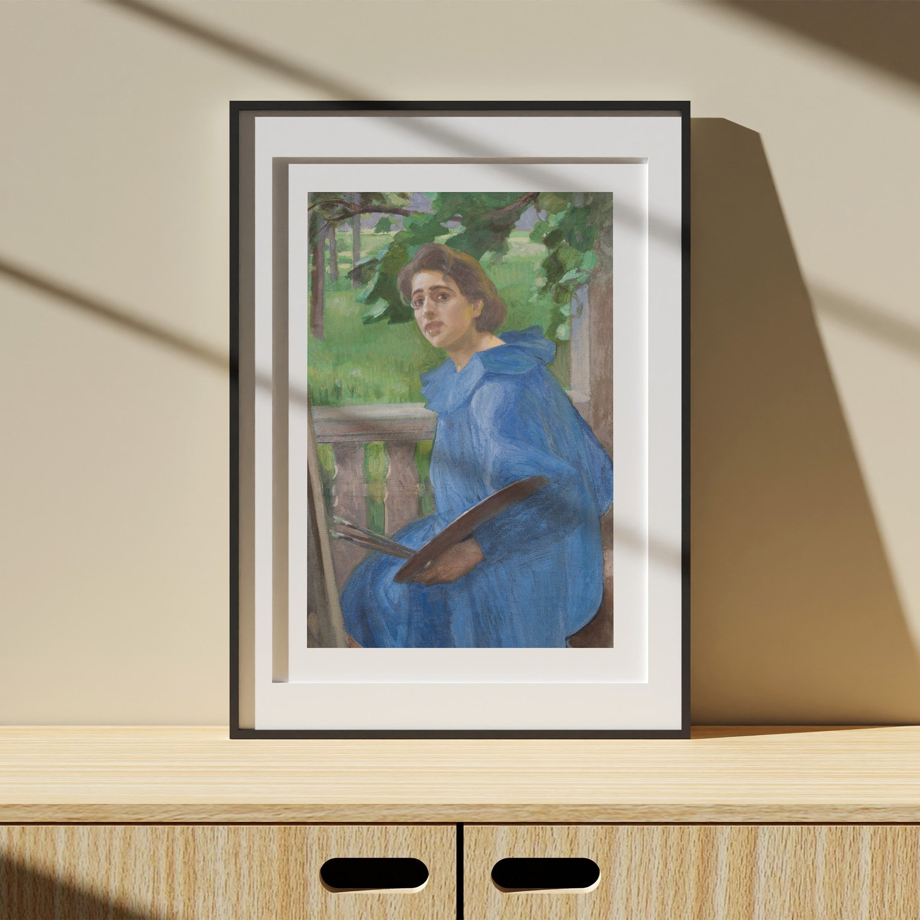 affisch i svart ram med porträtt av Hanna Pauli i blå klänning från Nationalmuseums utställning 2025