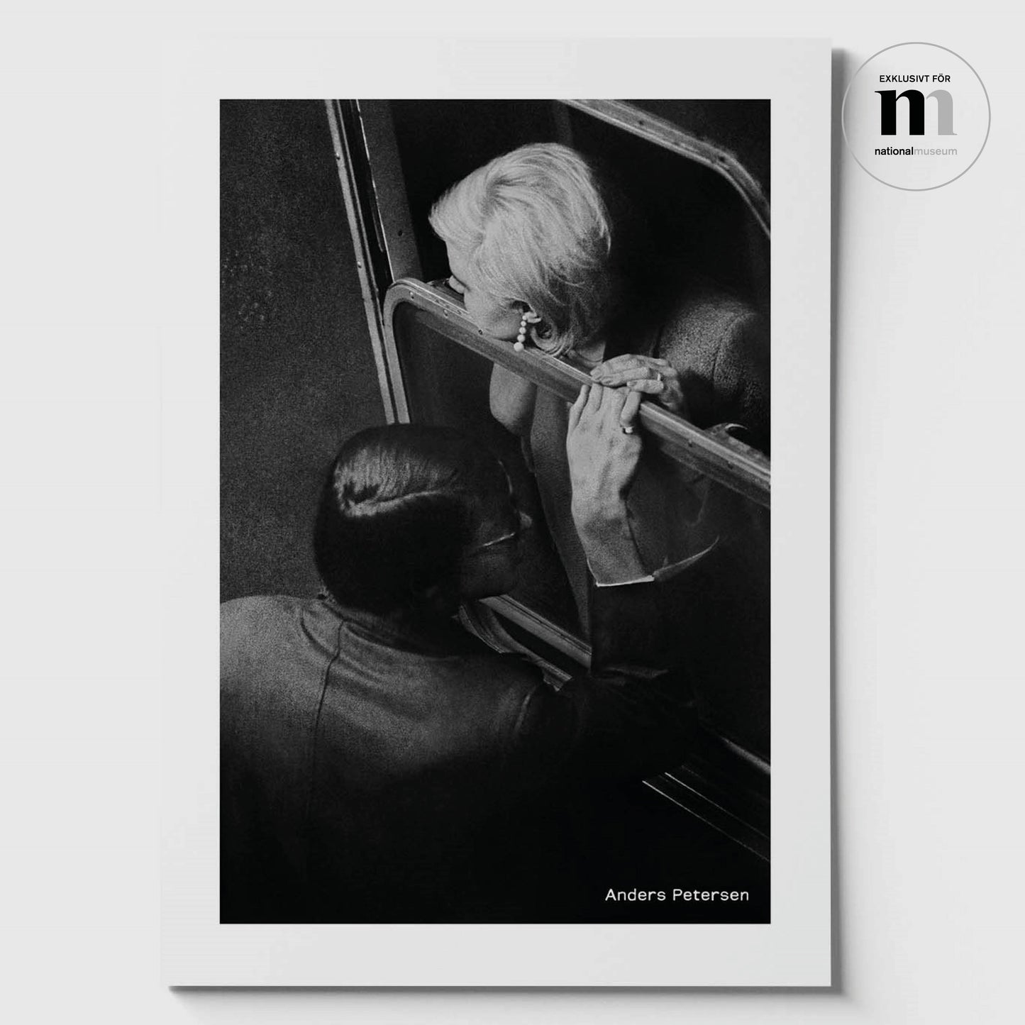 svartvit affisch i A3 format med fotografi av Anders Petersen från utställningen The left shore på Nationalmuseum