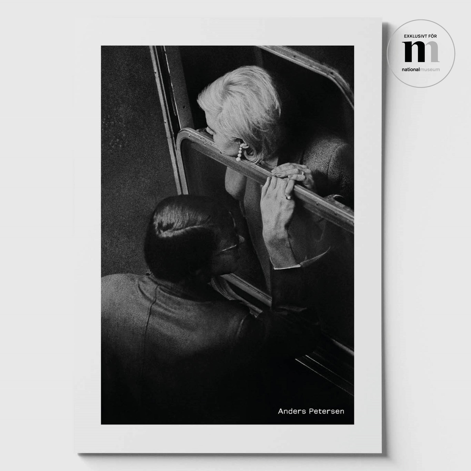 svartvit affisch i A3 format med fotografi av Anders Petersen från utställningen The left shore på Nationalmuseum