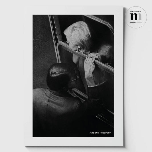 svartvit affisch i A3 format med fotografi av Anders Petersen från utställningen The left shore på Nationalmuseum