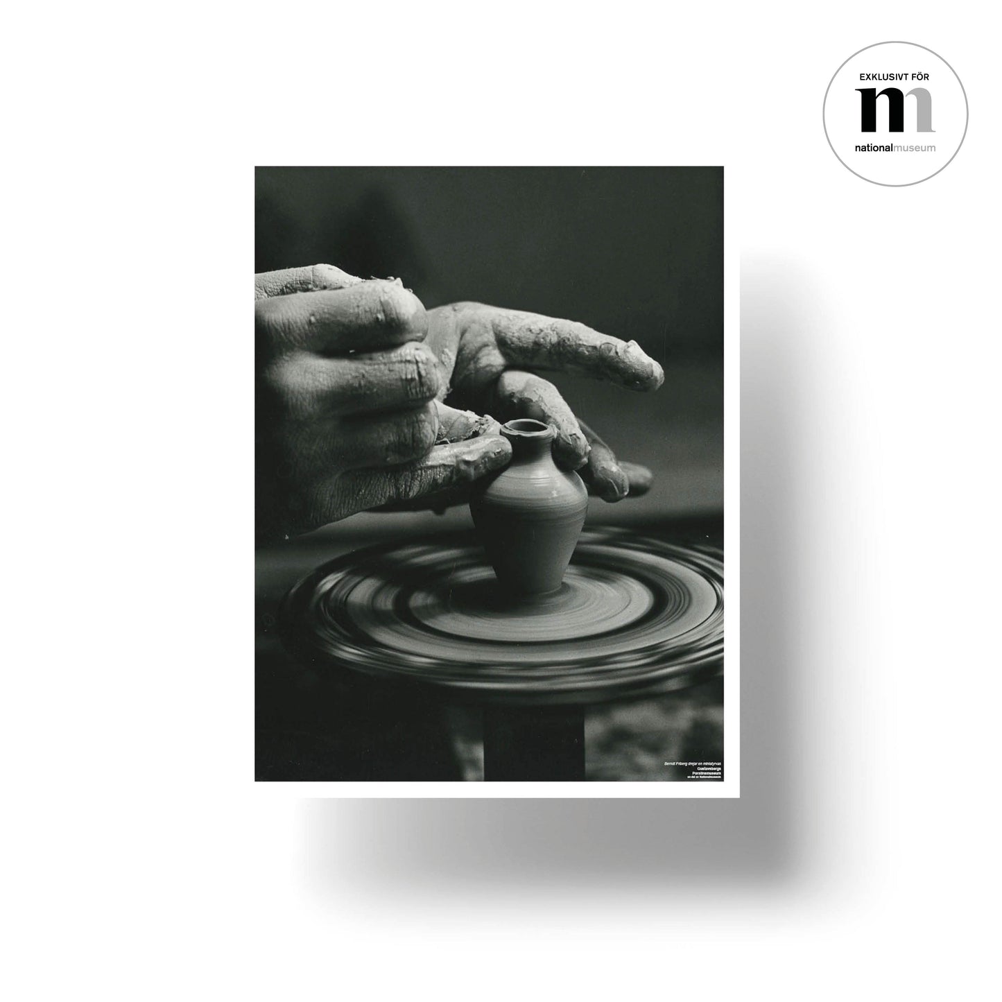 svartvit poster med lera som drejas från Nationalmuseum