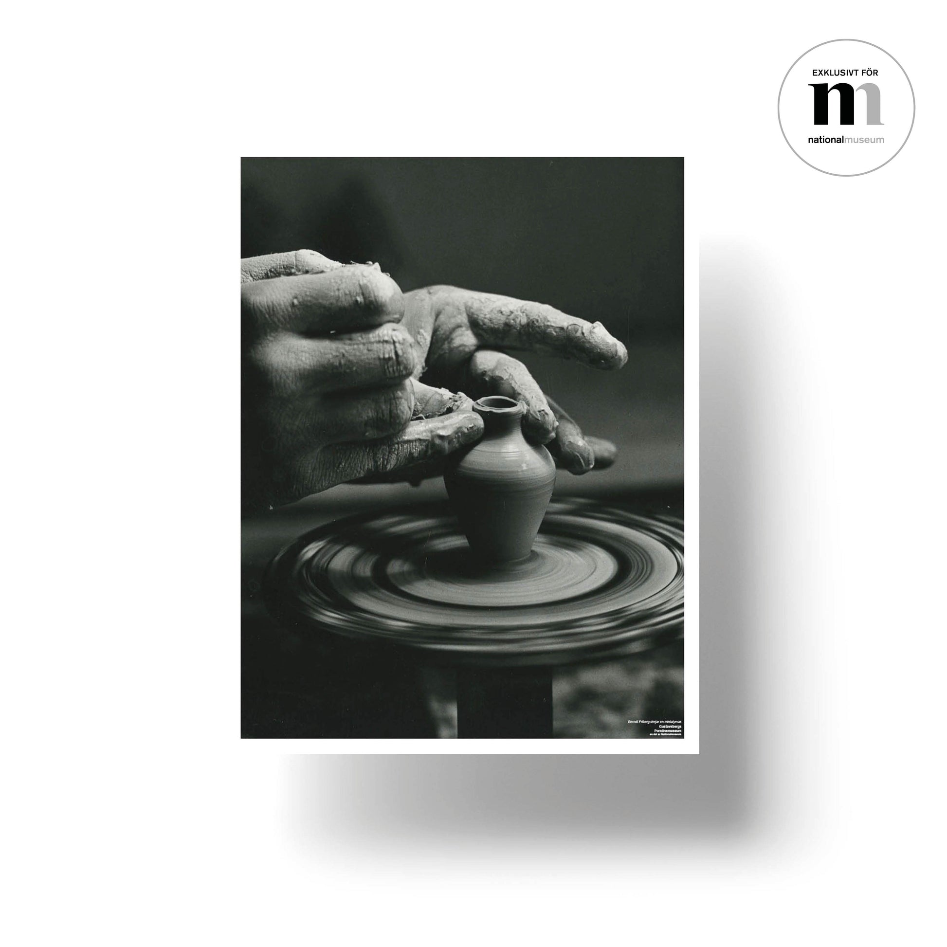 svartvit poster med lera som drejas från Nationalmuseum