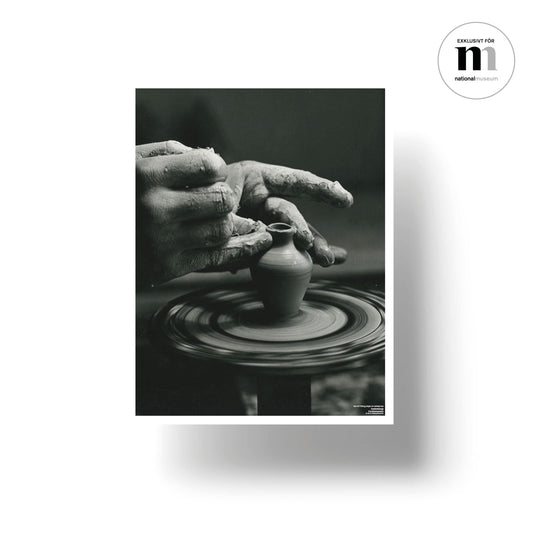 svartvit poster med lera som drejas från Nationalmuseum