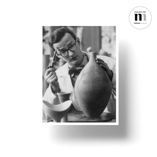 svartvit poster med Stig Lindberg i sin ateljé från Nationalmuseum