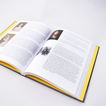 Insida i katalogen Harriet Backer från Nationalmuseum med gul pärm