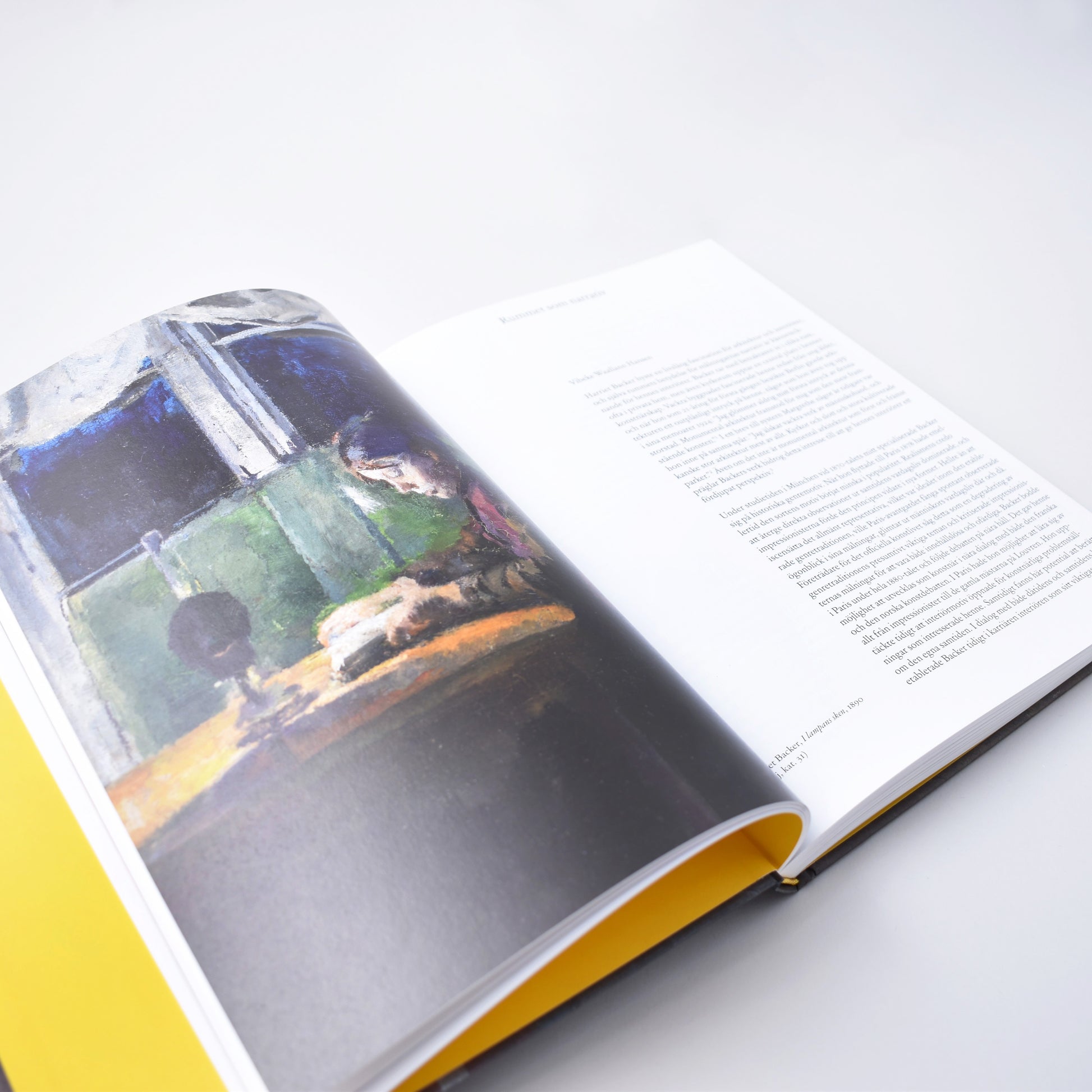 Insida i Utställningsakatalogen Harriet Backer med målning av Konstnären