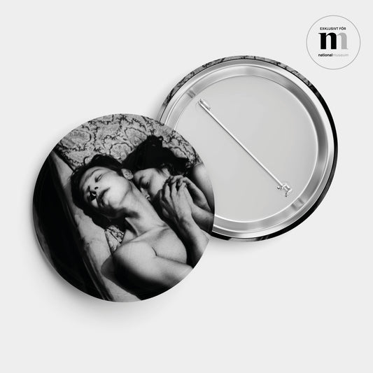 pin med nål och svartvitt fotografi av Anders Petersen från Utställningen left shore på Nationalmuseum