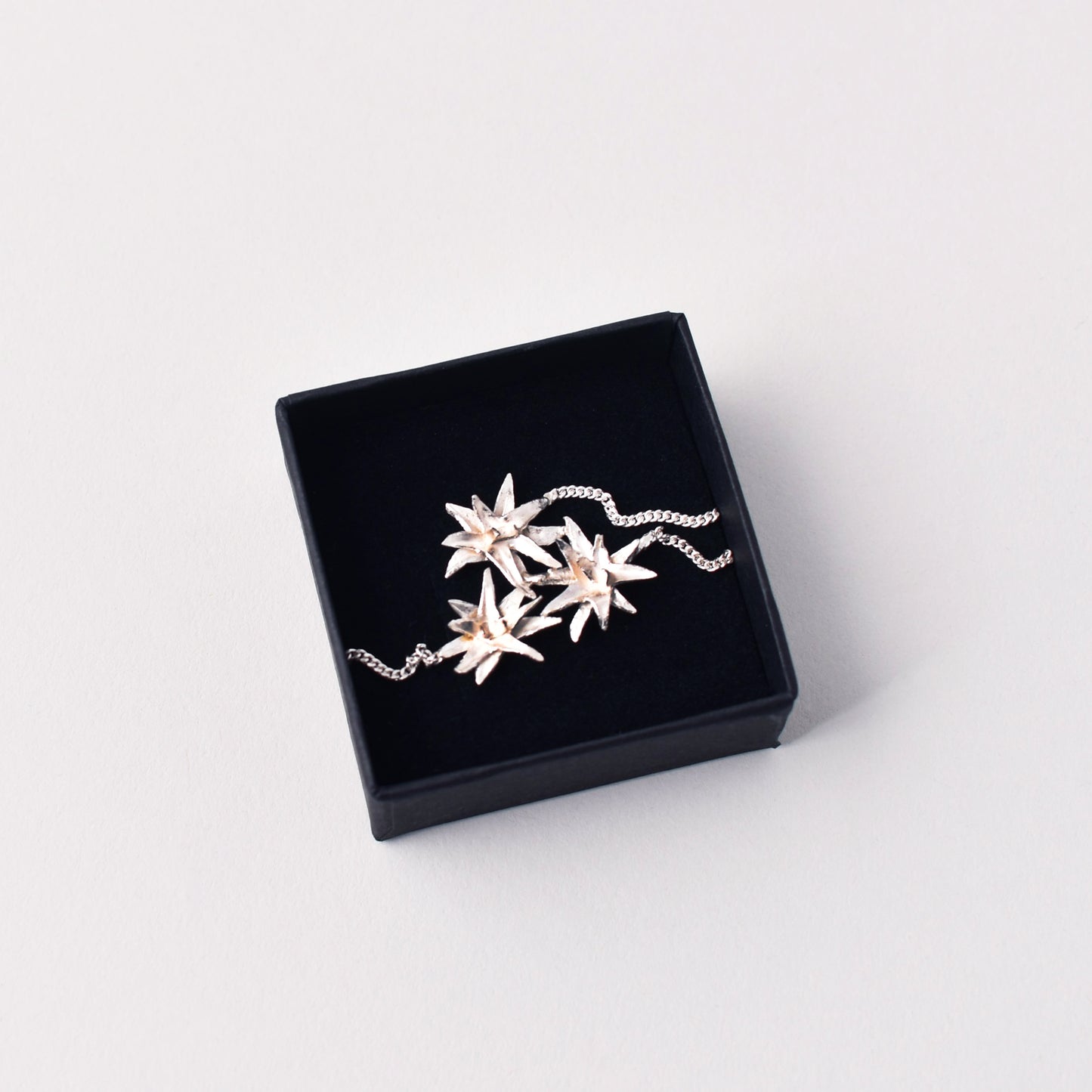 halsband i 925 silver från ovrebruket inspirerat av john bauers målningar på nationalmuseum