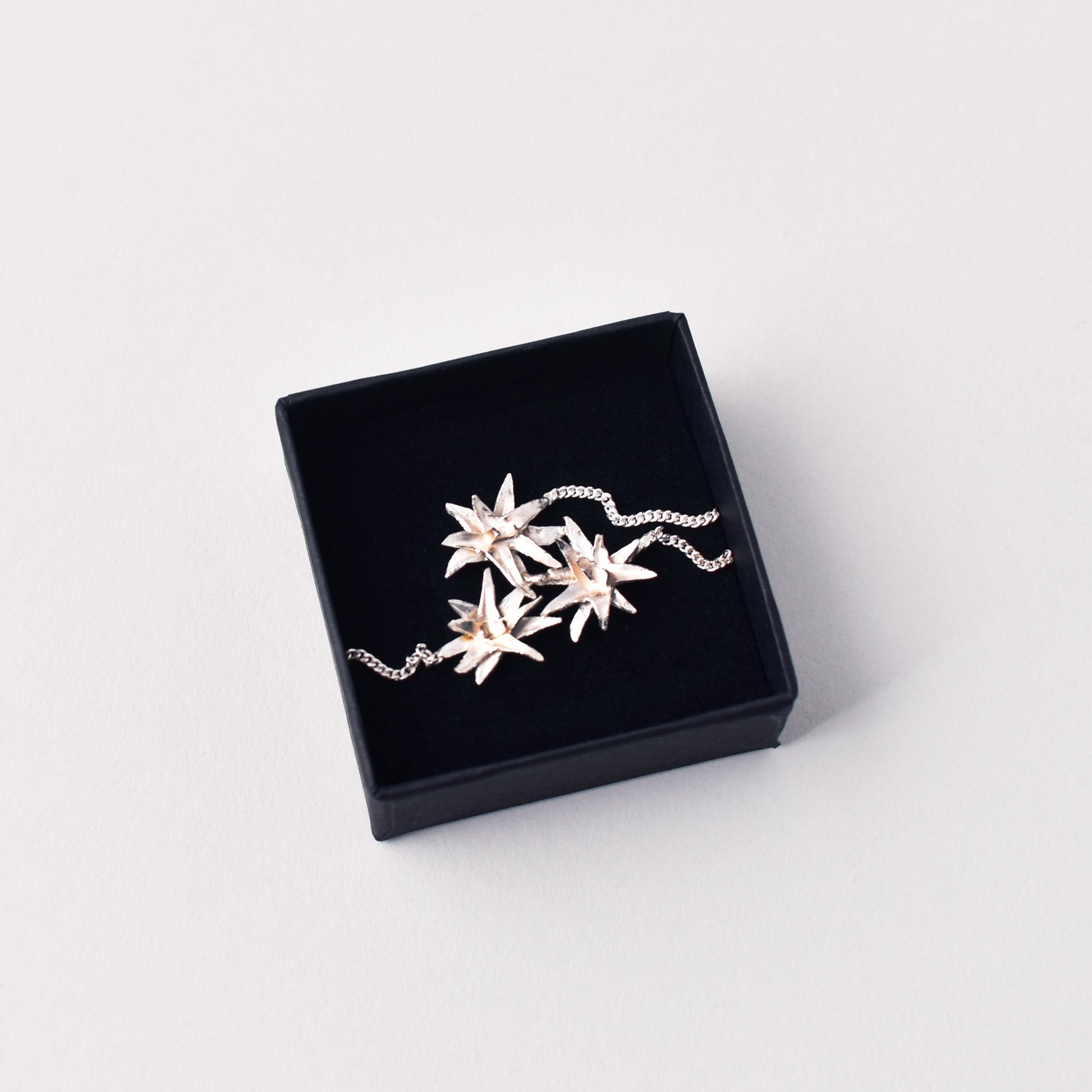 halsband i 925 silver från ovrebruket inspirerat av john bauers målningar på nationalmuseum