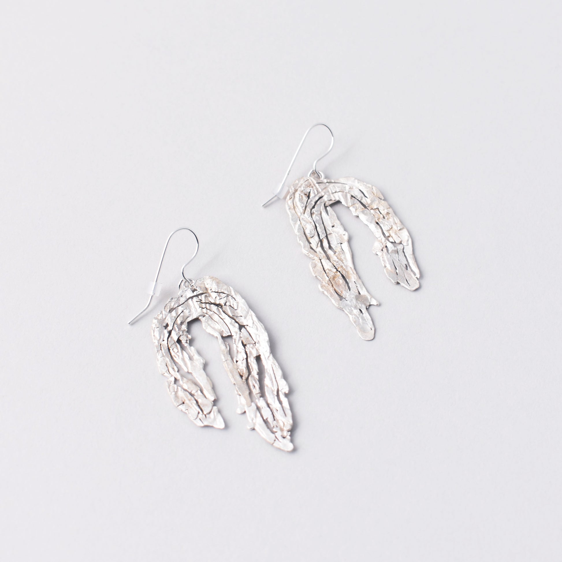 två örhängen av silver exklusivt lanserade för Nationalmuseum och designade av Ovrebruket