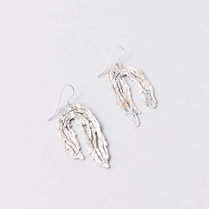 två örhängen av silver exklusivt lanserade för Nationalmuseum och designade av Ovrebruket